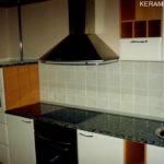 Фото укладка фартука на кухне - работа плиточника